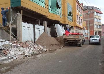 Continúa material de construcción sobre la acera