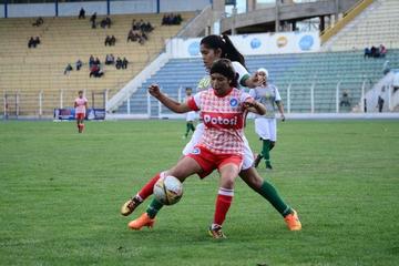 Selina Contras, de Potosí, protege la pelota.