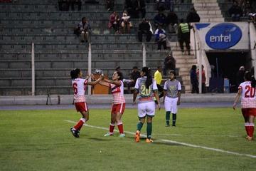 La jugadora Victorina Gregoria celebra su gol con una de sus compañeras.