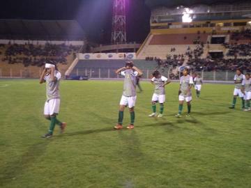 Las futbolistas de Tarija abandonan el gramado del estadio después de la derrota.