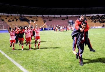 Las jugadoras potosinas dan la vuelta olímpica en el estadio “Víctor Agustín Ugarte”.