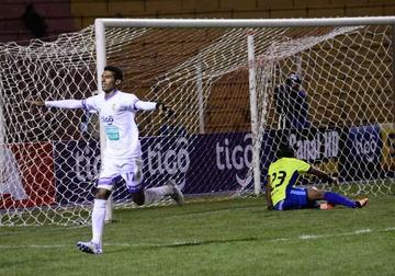 Gilbert Álvarez festeja el primer gol del partido.