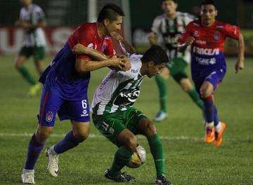 Limbert Méndez y Alcides Peña pugnan por el esférico.
