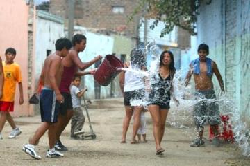 Gobierno prohíbe jugar con agua durante Carnaval en todo el país