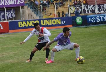 Isaías Dury y Dustín Maldonado disputan el balón en el último clásico.