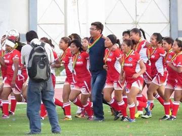 Las campeonas dan la vuelta olímpica en el