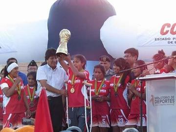Las potiosinas levantan en alto el trofeo.