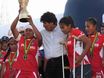 Las potiosinas levantan en alto el trofeo.