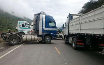Enormes camiones obstaculizan el paso.