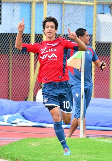 Thomaz Santos festeja el gol.