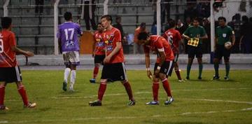 Jugadores de la banda roja festejan su triunfo en el derbi potosino.