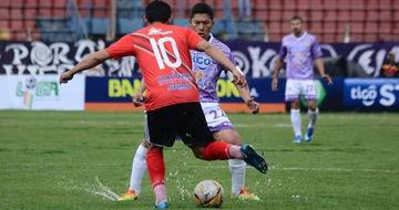 Darwin Peña (espaldas) trata de pasar la marca de Eduardo Ortiz.