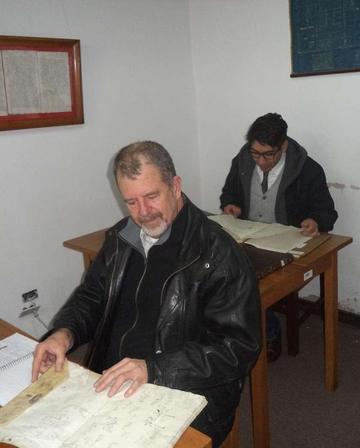 El investigador en la Casa de Moneda junto al numismático Daniel Oropeza.