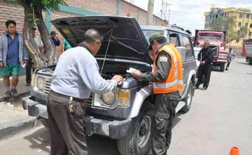 Amplían por un mes la inspección a vehículos