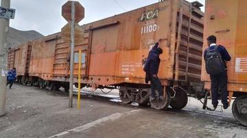 Estudiantes arriesgan su vida subiéndose a un tren en marcha