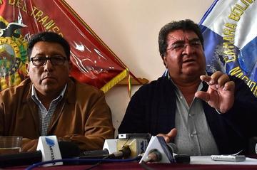 Transportistas desmienten acuerdo y aseguran que los bloqueos continuarán