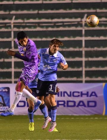 Dino Huallpa cabecea el esférico ante la arremetida de Francisco Rodríguez.