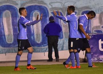 Los jugadores académicos celebran uno de los goles.
