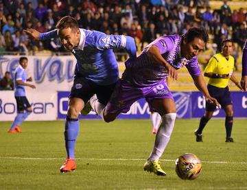 Gastón Cellerino y Diego Terrazas pugnan por el balón.