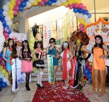 El grupo de candidatas a reina del carnaval estudiantil.
