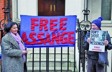 Partidarios de Julian Assange, fundador de WikiLeaks, permanecen en el exterior de la embajada ecuatoriana, en Londres.