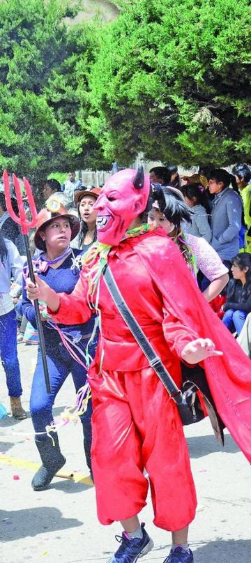 Niños y jóvenes viven el carnaval
