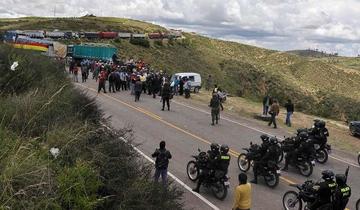 Los efectivos procedían a desbloquear el punto de bloqueo de Ckochis salida a las provincias del Departamento de Chuquis