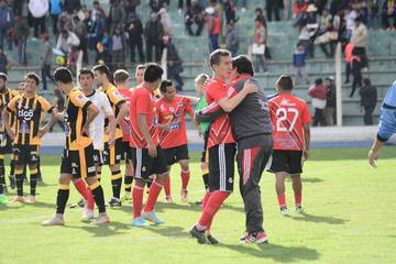 Jugadores de la banda roja festejan su triunfo ante los atigrados.