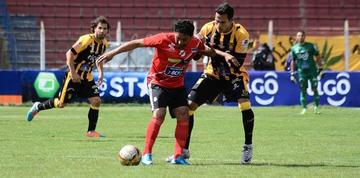 Darwin Peña soporta la marca del zaguero Luis Maldonado.