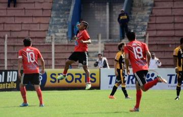 Ronald Gallegos (c) festeja tras anotar el segundo gol.
