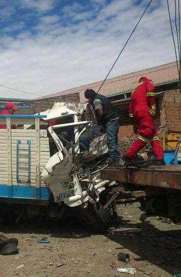 La colisión de  camión con una flota deja dos muertos