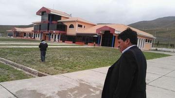 El gobernador en la inspección al aeropuerto.