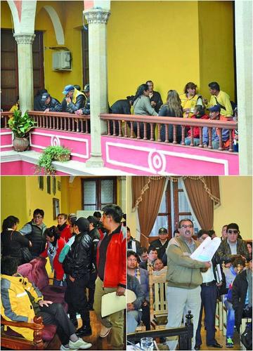 Los trabajadores no dejaron salir a los legisladores de la Alcaldía Municipal.