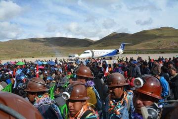 La población potosina en el acto de inicio de las operaciones aéreas.