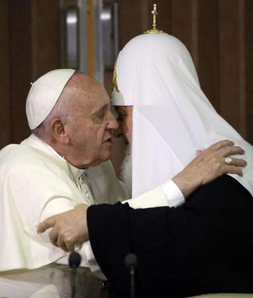 Francisco abraza al patriarca ortodoxo ruso Kiril en un histórico encuentro.