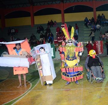 Los participantes al concurso de disfraz individual.