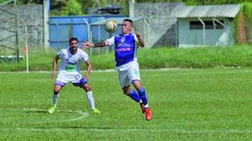 Alejandro Gómez (d) domina el balón ante la marca de Antonio Rojano.