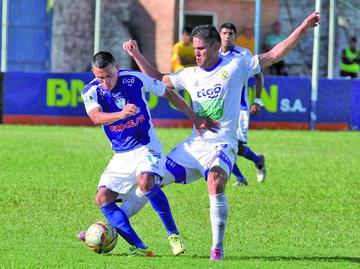 Juan Carlos Zampiery y Carlos Vargas pugnan por el balón.