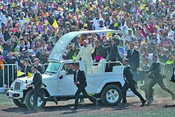 Francisco en el papamóvil.