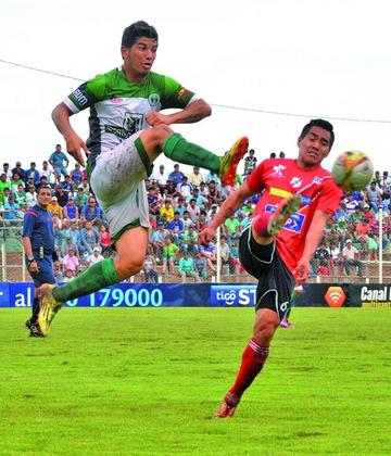 Isaías dury, de Nacional pelea por el control del balón.