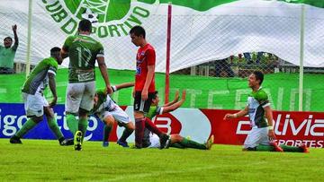 Los jugadores de Petrolero celebran la victoria.