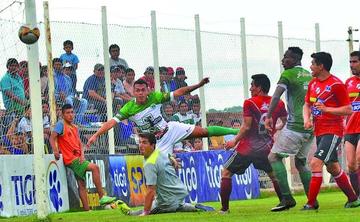 BEl portero de Nacional Potosí es vencido por uno de los jugadores locales.