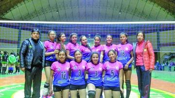 Los campeones en damas posan con sus entrenadores para la foto del recuerdo.
