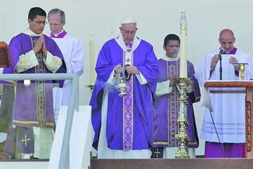 Francisco oficia una misa ante cientos de personas entre sacerdotes, religiosas y la juventud mexicana.