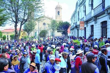 Los que apoyan a la reforma y los que se oponen en la plaza central de la ciudad de Potosí.