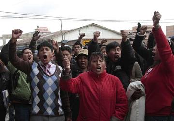 Los padres de familia de El Alto se movilizaron demandando infraestructura educativa.