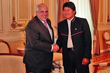El secretario general de la Unasur Ernesto Samper con el presidente Evo Morales ayer en Palacio de Gobierno.