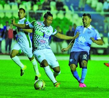 Ruddy Cardozo (d) pugna por el balón.