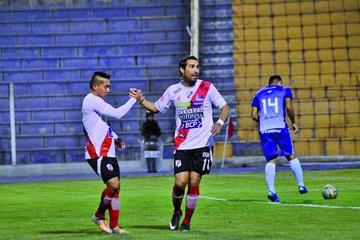 Isaías Dury felicita a Ignacio García por su gol convertido de penal.