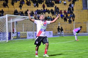 Ronald Gallegos, de Nacional, celebra su segundo gol de la noche.